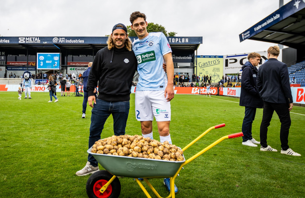 ¡NI EN AN DAHUAYLAS! FUTBOLISTA RECIBE 55 KILOS DE PAPAS COMO PREMIO AL MEJOR JUGADOR